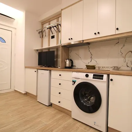 Reni Risi Deluxe Sarandë