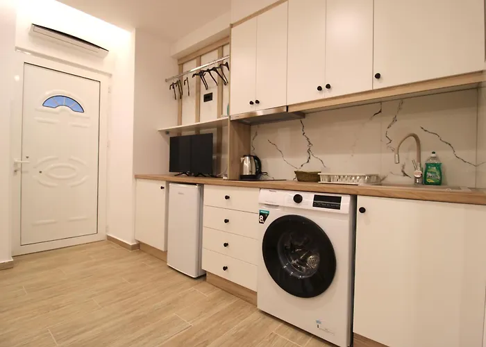 Reni Risi Deluxe Sarandë